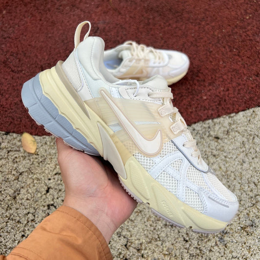 Nike V2K Run Beige Claro
