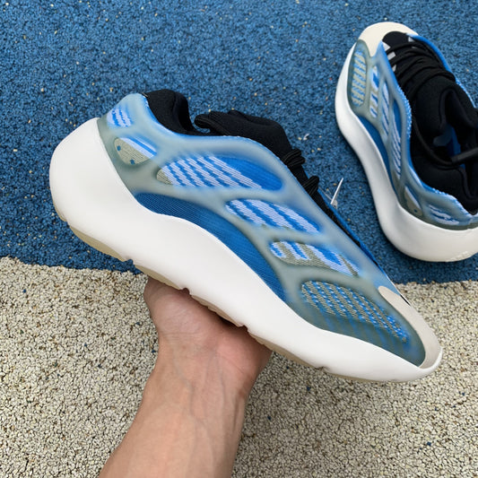 Yeezy 700 Azul