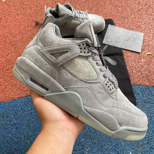 Jordan Retro 4 x Kaws Gris