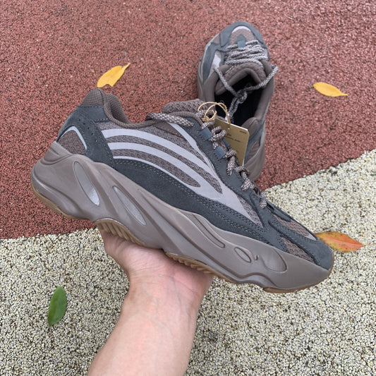 Yeezy Boost 700 Gris Oscuro