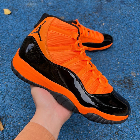 Jordan Retro 11 Naranja y Negro