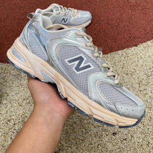 New Balance 530 Beige y Plateado