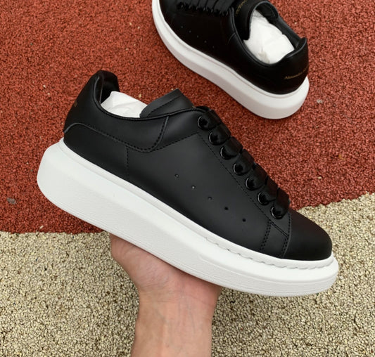Alexander McQueen Negro y Suela Blanca